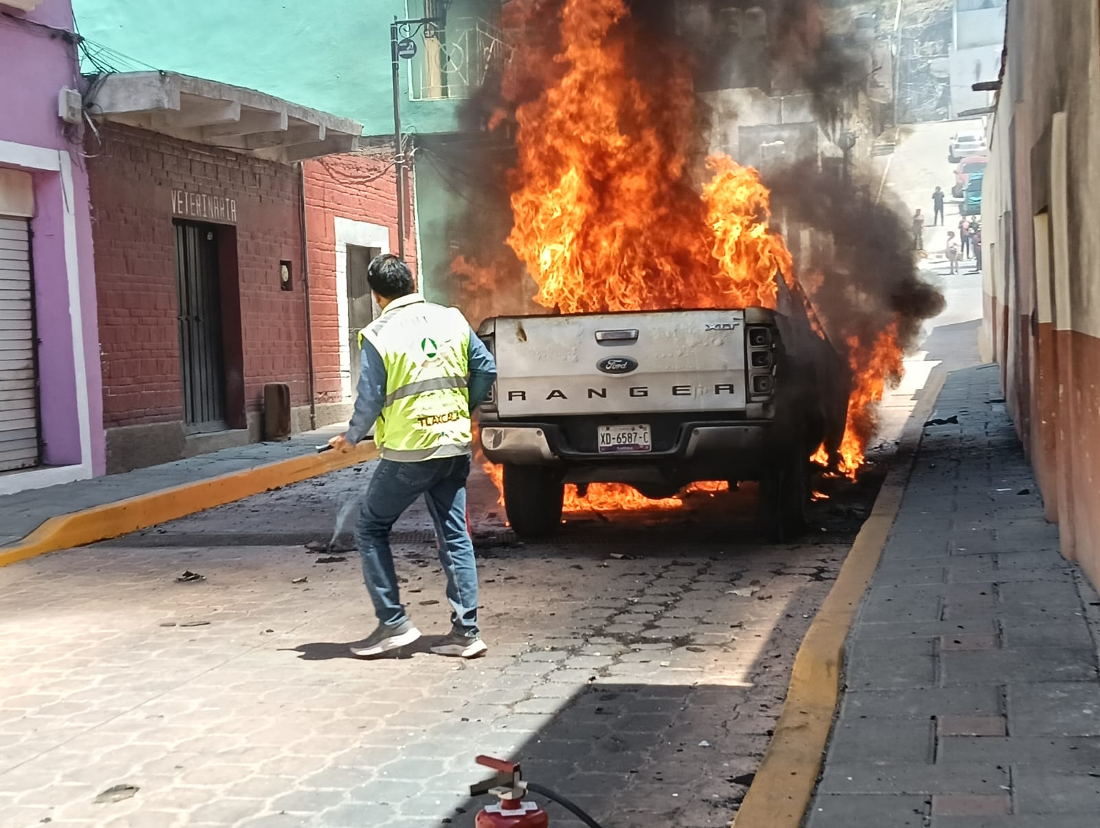 Atiende Protección Civil Municipal incendio de vehículo en la capital tlaxcalteca
